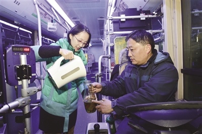 记者陪夜班司机“开夜车” 穿越夜间的南京城