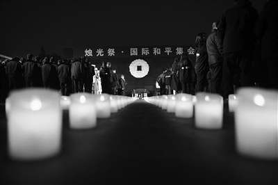 点点烛光寄哀思，声声诵念祈和平