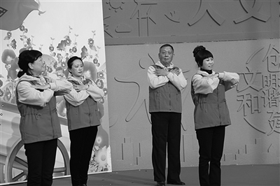 志愿者演示“生命的拥抱”急救操