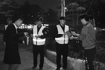 他们冬夜巡查渣土车 要忍受寒冷还要和“生物钟”较劲