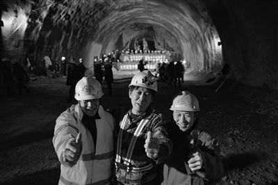 京张高铁八达岭隧道贯通