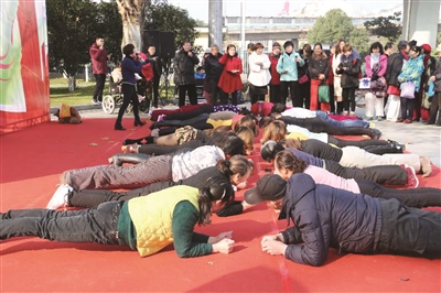 “平板支撑”PK,老人胜了年轻人