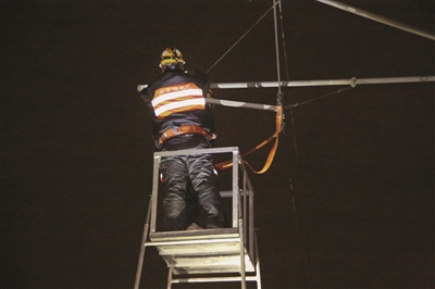 高铁安全背后有一群“蜘蛛侠”