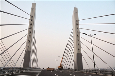 国内第二宽公路斜拉桥 悄然提前通车