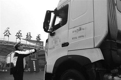 这名高速交警被同事称为“工作狂”