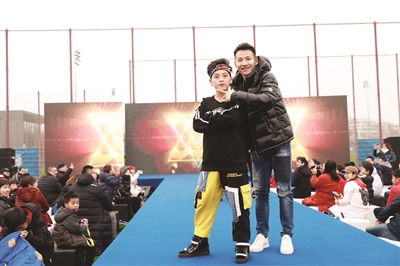 新苗计划上演T台走秀 苏宁球员亮相堪比模特