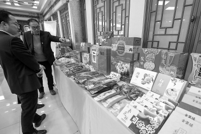 除了年货烤鸭,老字号全聚德今年还推出了糕点、汤圆等年货产品。本报记者 邓伟摄