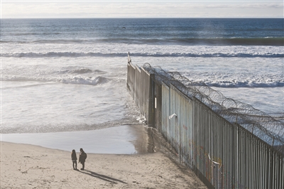 特朗普想挪用救灾款修墙