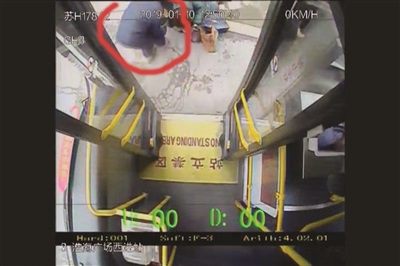 公交女司机果断停车扶起老人