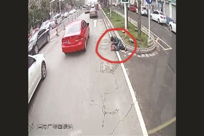 公交女司机果断停车扶起老人