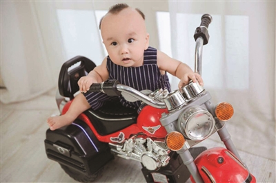 家有搞笑萌娃，乐趣丛生！