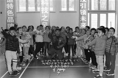 “不落的纸飞机”爆红 设计师几年前曾获得总理点赞