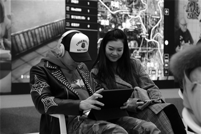 我们老了吗?我们有多急? 相亲节目百名男女边约会边“吃鸡”