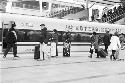 2019年1月24日,北京西站站台,旅客踏上列车。本报记者 王伟伟摄