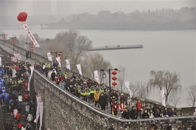 正月十六,万人爬城墙 奥运冠军与市民共同登高