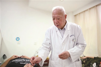 这里有一群现实版“老中医” 光孟河医派嫡传弟子，就有50多人