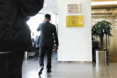 4月16日,北京利星行之星公司墙面上挂有《诚信企业》牌匾。实习生 陈婉婷 摄
