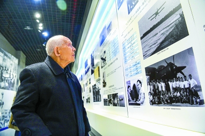 看到北京航空航天博物馆展出的关于“北京五号”无人机的历史照片，101岁的文传源眼中绽放出动人光华。