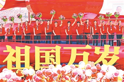 “十连冠”女排姑娘 登祖国万岁彩车