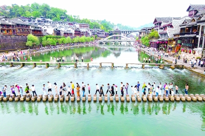 湖南湘西凤凰古城以文化引领国庆旅游市场发展。新华社发