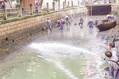 铁拳治脏乱 热心清河道 虹桥“河边三化”正当时