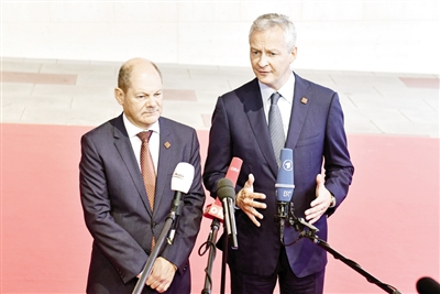9月8日，在奥地利维也纳，法国经济和财政部长布鲁诺·勒梅尔（右）与德国财政部长奥拉夫·肖尔茨发表声明。