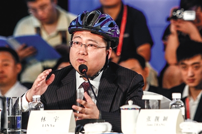 网秦创始人林宇经常头戴安全帽出席会议。资料图片/视觉中国