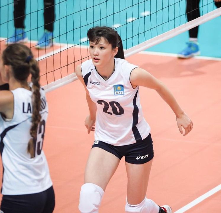 她是惊艳全世界的排球第一美少女,却因自卑整成网红脸