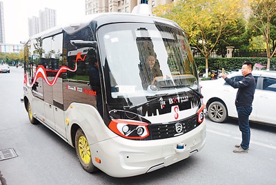 今年11月26日，杭州举办5G无人驾驶微公交车试乘活动，吸引不少市民和媒体前来试乘，感受无人驾驶乐趣。龙 巍摄（人民图片）