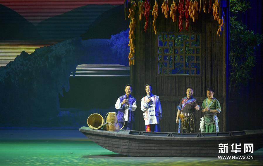 湖北民族风情歌舞诗《龙船调的故乡》首演