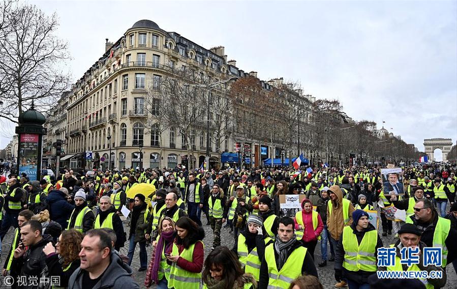 法国黄背心示威者继续举行示威游行