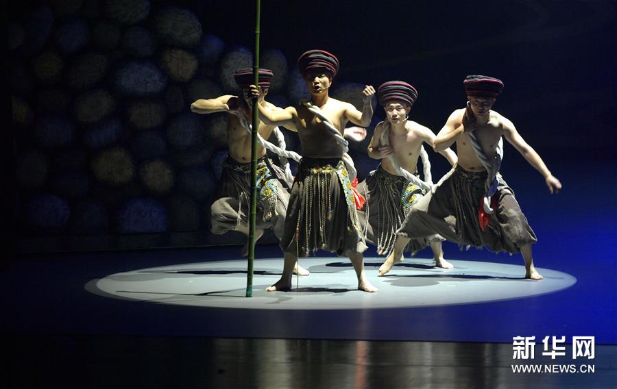 湖北民族风情歌舞诗《龙船调的故乡》首演