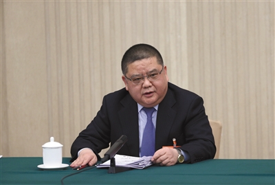 3月8日，黑龙江代表团开放日上，甘荣坤回答记者提问。新京报记者 薛珺 摄