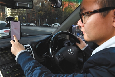 2018年6月，滴滴正式在澳大利亚墨尔本推出快车业务。中国滴滴司机陆健（音译）正在打开手机上的滴滴软件。图/视觉中国