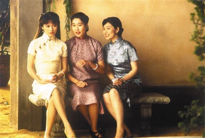 1993年上映的《喜福会》通过讲述三代女性的移民故事,表现中西方文化冲突、代际冲突和女性意识觉醒。
