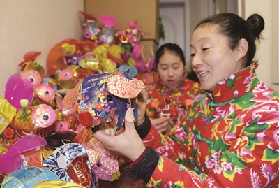 春节近,扎灯忙