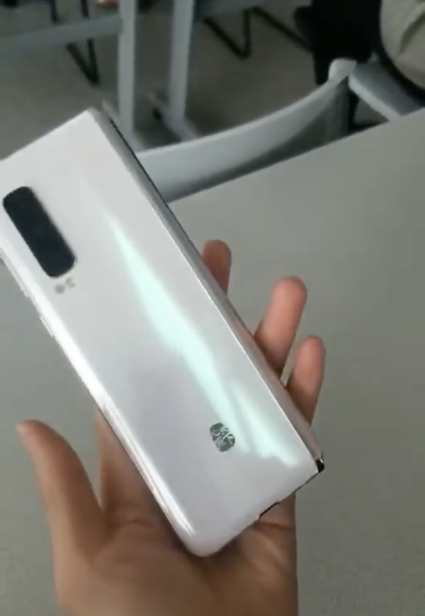 亚洲城ca88体育游戏 晨跑时在草坪里发现只小奶狗,女孩抱起后,老大爷:别费力气了