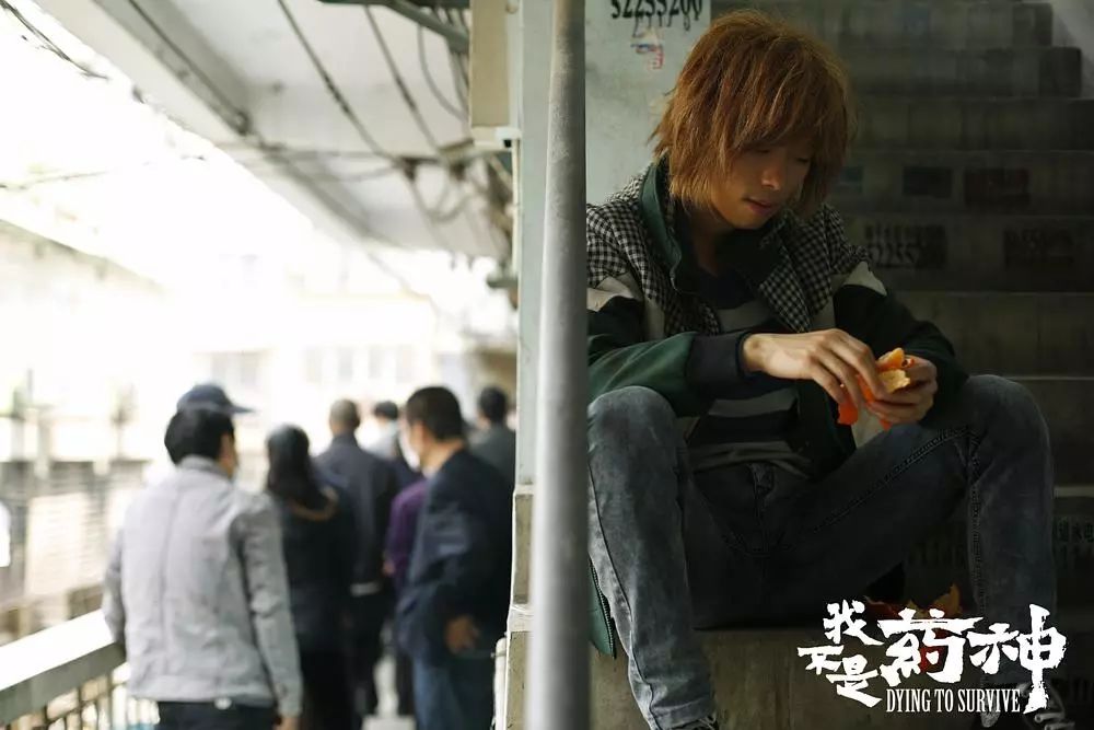 吕受益去世后,黄毛在他家楼道里吃橘子