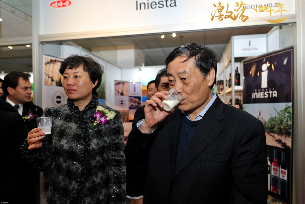 图为2012年11月29日，浙江省杭州市，娃哈哈首个商场“娃欧商场”，并品尝娃哈哈新产品。 图片来源：视觉中国