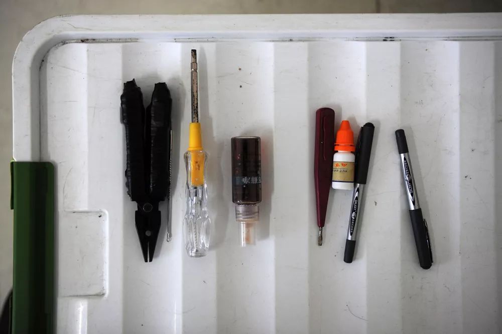 杜富国的储物箱盖上，摆放着他最常用的钳子、螺丝刀、试电笔。彭希 摄
