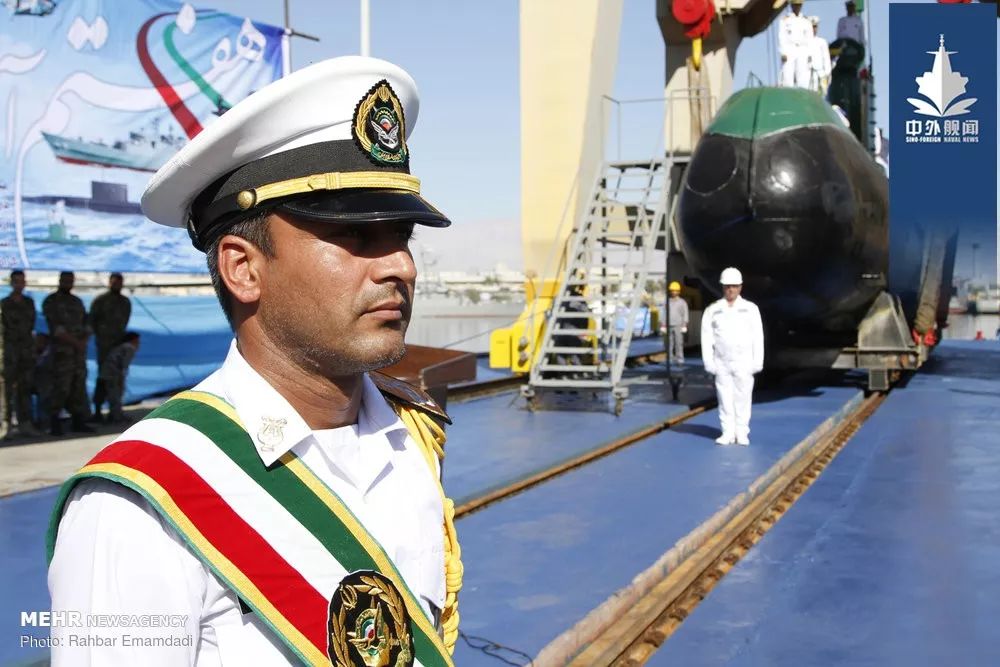 伊朗下水两艘新型国产潜艇