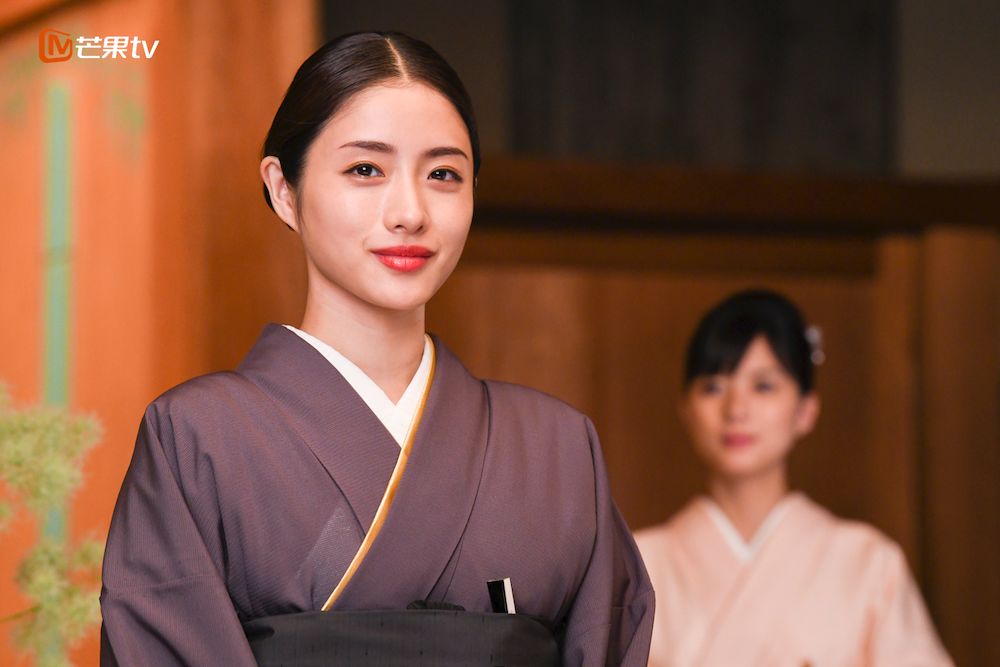 难道是女版的"a总裁总裁旗袍我"?女主角穿爱上谍战剧图片
