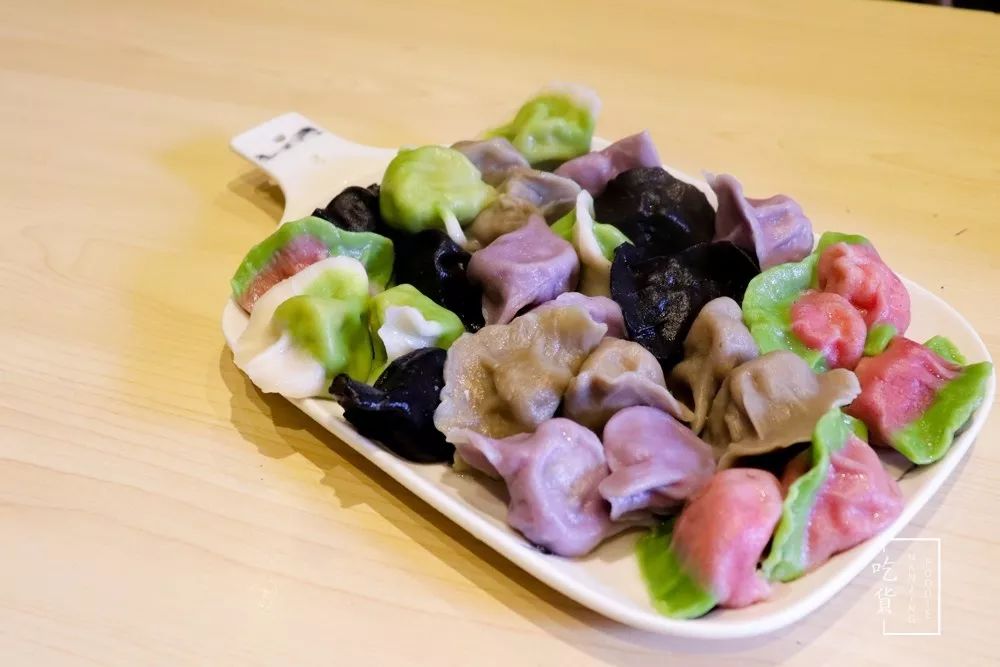 饺子的颜色都是彩色的,和面的时候加入了纯天然果蔬汁,绿色健康.