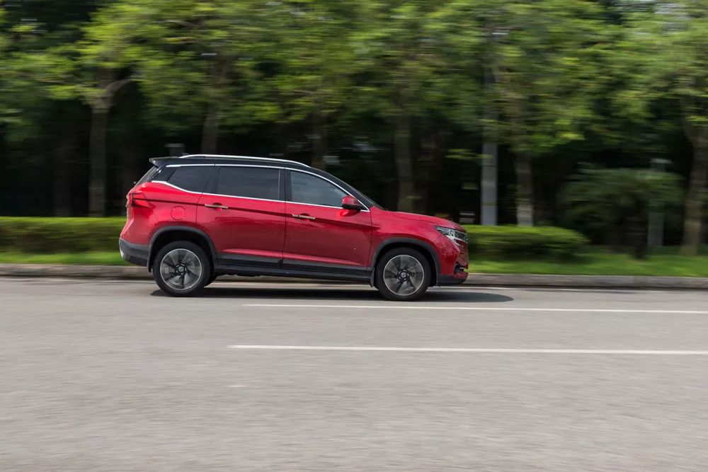 10万买国产SUV,这台空间大配置高,还有一副好看的皮囊!