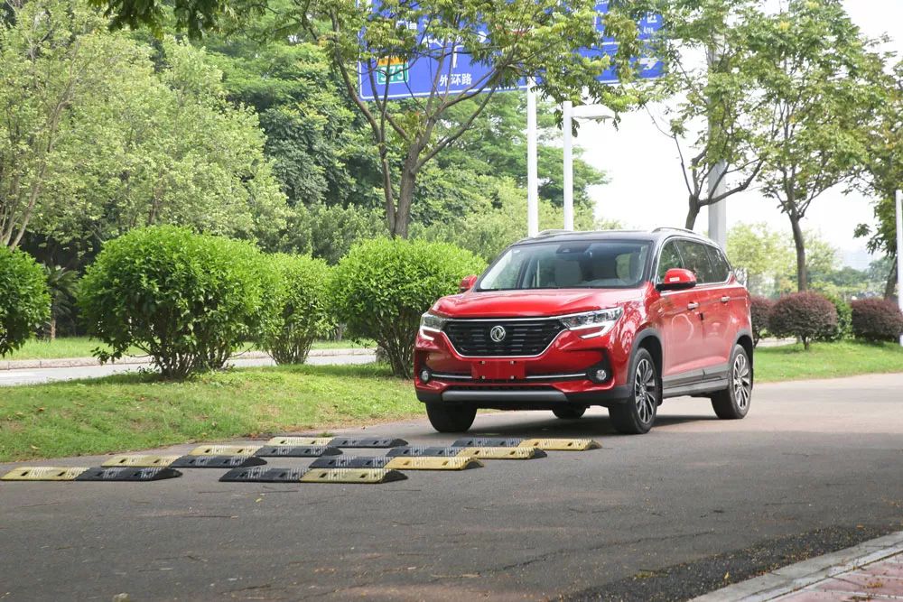 10万买国产SUV,这台空间大配置高,还有一副好看的皮囊!