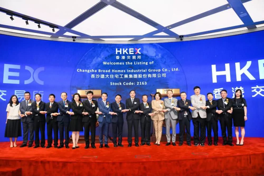 cc代理最高返点 现代人为了保持年轻有多努力?一周坚持健身5天,碎片时间听薛兆丰付费课,每一小时刷一次手机追热点新闻