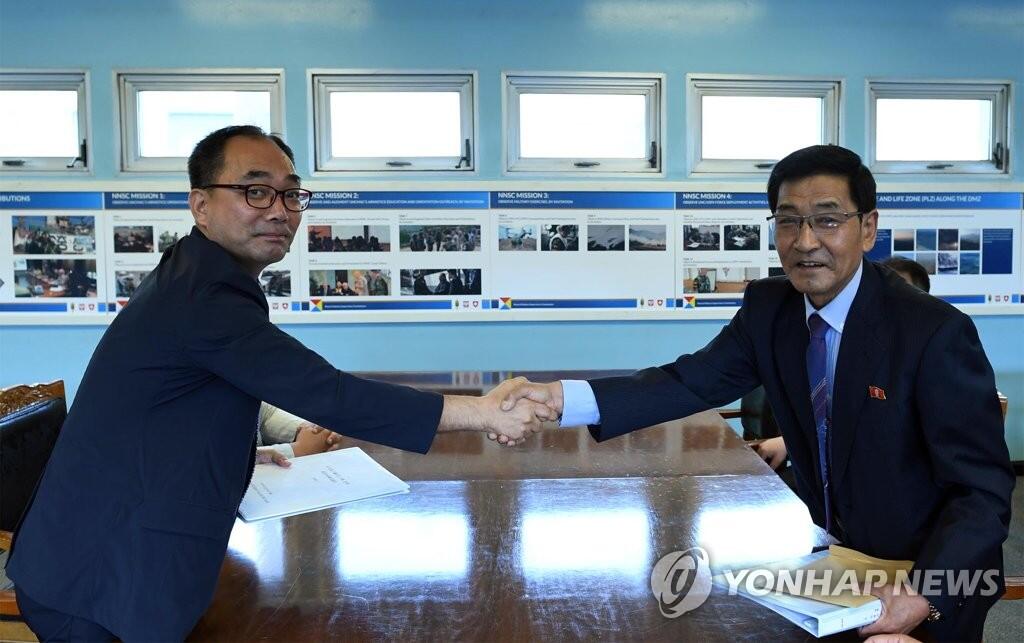 朝韩双方红十字会交换名单(图片来源:韩联社)