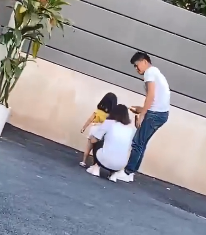 商家回应踢童模女子为女童妈妈 道歉书引网友