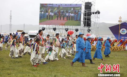 图为当地蒙古族民众。 钟欣 摄