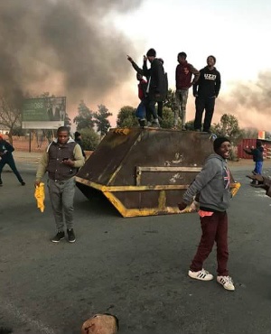 抗议人群走上街头 图自：南非新闻网站news24